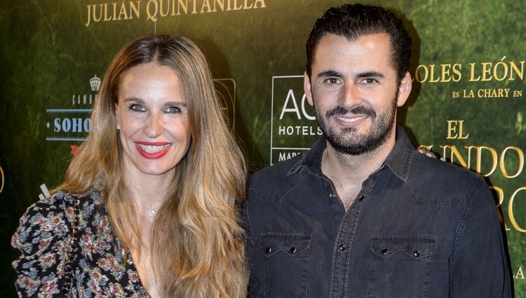 Emiliano Suárez y Carola Baleztena en el estreno de 'El mundo entero'