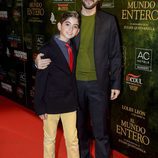 Julián Quintanilla y su hijo en el estreno de 'El mundo entero'