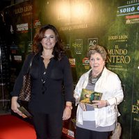 Teresa Bueyes y Paloma Gómez Borrego en el estreno de 'El mundo entero'
