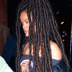 Rihanna estrena look con rastas
