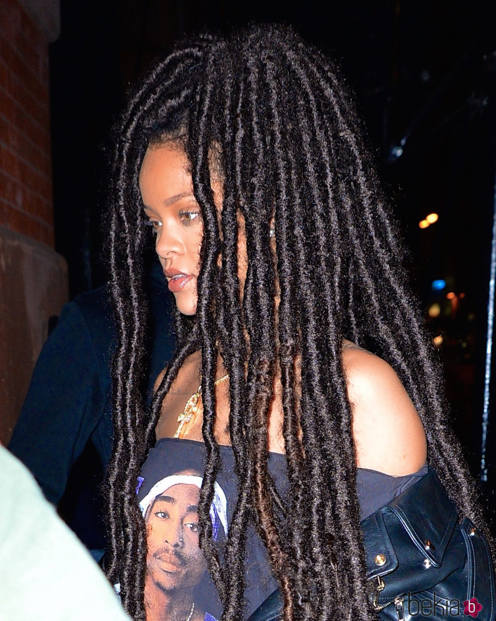 Rihanna estrena look con rastas