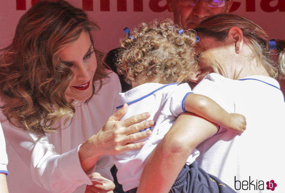 La Reina Letizia, muy cariñosa con una niña en el Día de la Banderita 2016