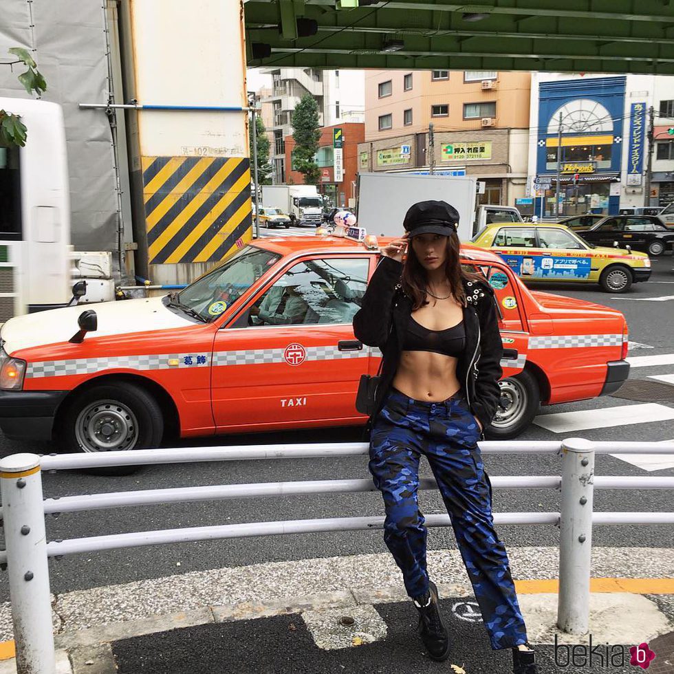 Bella Hadid en las calles de Japón