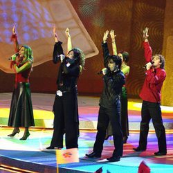 Rosa López, Chenoa, Geno, Gisela, David Bustamante y David Bisbal actuando en Eurovisión 2002