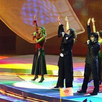 Rosa López, Chenoa, Geno, Gisela, David Bustamante y David Bisbal actuando en Eurovisión 2002