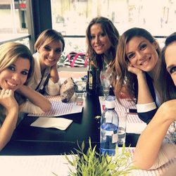 Nuria Fergó, Geno, Chenoa, Natalia y Verónica Romeo posan compartiendo mesa