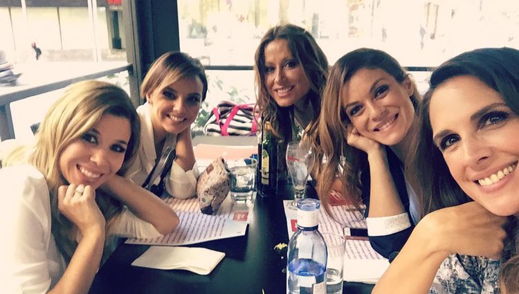 Nuria Fergó, Geno, Chenoa, Natalia y Verónica Romeo posan compartiendo mesa