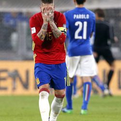Sergio Ramos lamentándose en el partido de La Roja contra Italia para la clasificación para el Mundial de Rusia 2018