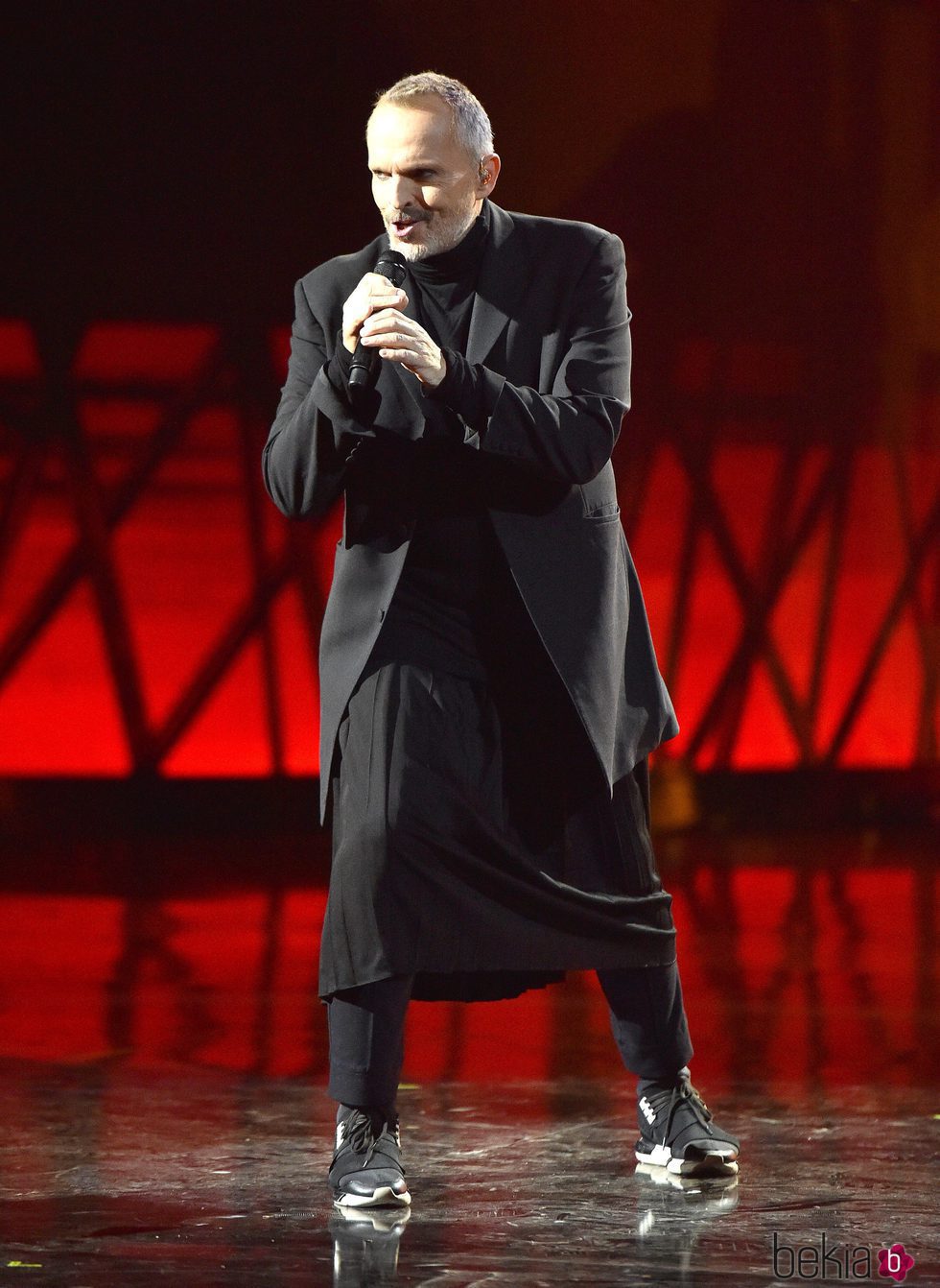 Miguel Bosé actuando en los Latin American Music Awards 2016