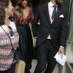 Anabel Pantoja y su novio Juanlu saliendo de la peluquería para ir a la boda de Kiko Rivera e Irene Rosales