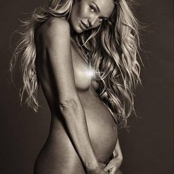 Candice Swanepoel luciendo su embarazo