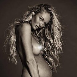Candice Swanepoel luciendo su embarazo