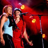 Kylie y Dannii Minogue cantando juntas