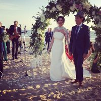 Paz Padilla y Juan Vidal celebrando su boda en la playa
