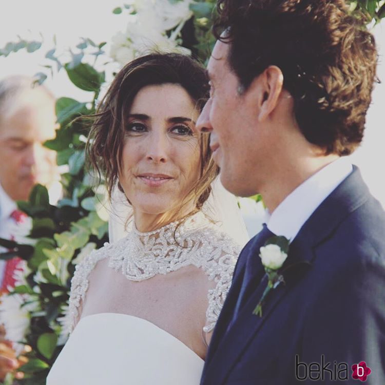 Paz Padilla mira cómplice a su ya marido Juan Vidal en su boda