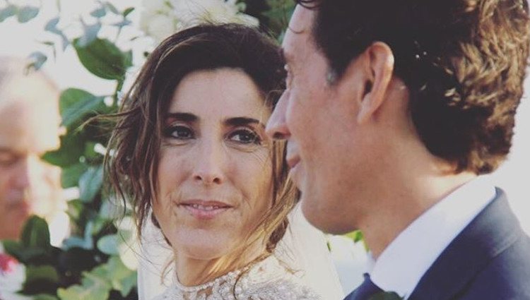Paz Padilla mira cómplice a su ya marido Juan Vidal en su boda