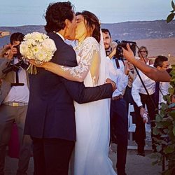 Paz Padilla y Juan Vidal se besan apasionadamente tras su boda