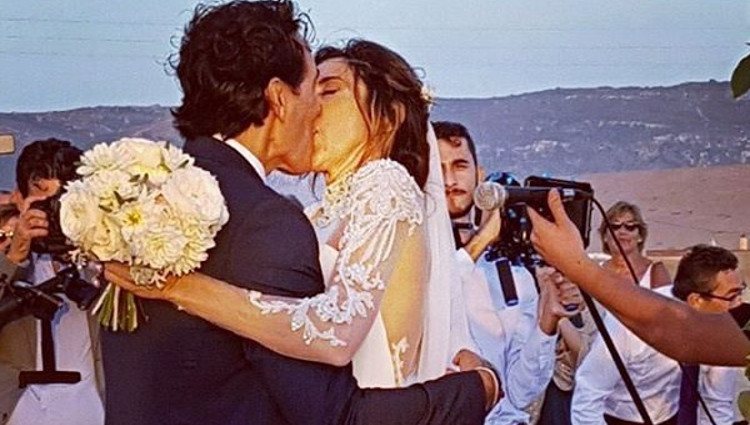 Paz Padilla y Juan Vidal se besan apasionadamente tras su boda