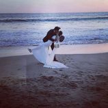 Paz Padilla y Juan Vidal besándose a la orilla de la playa