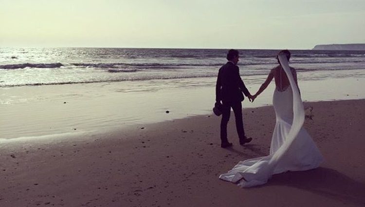 Paz Padilla y su marido Juan Vidal pasean cogidos de la mano por la playa
