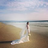 Paz Padilla luce su espectacular vestido a la orilla de la playa