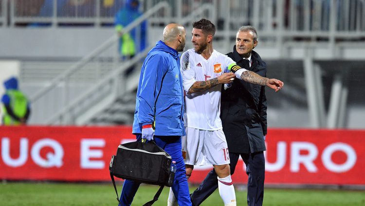 Sergio Ramos abandonando el campo lesionado en el Albania-España