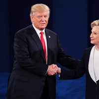 Hillary Clinton y Donald Trump estrechándose la mano en el Debate Electoral