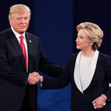 Hillary Clinton y Donald Trump estrechándose la mano en el Debate Electoral