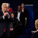Donald Trump contestando a Clinton en el debate