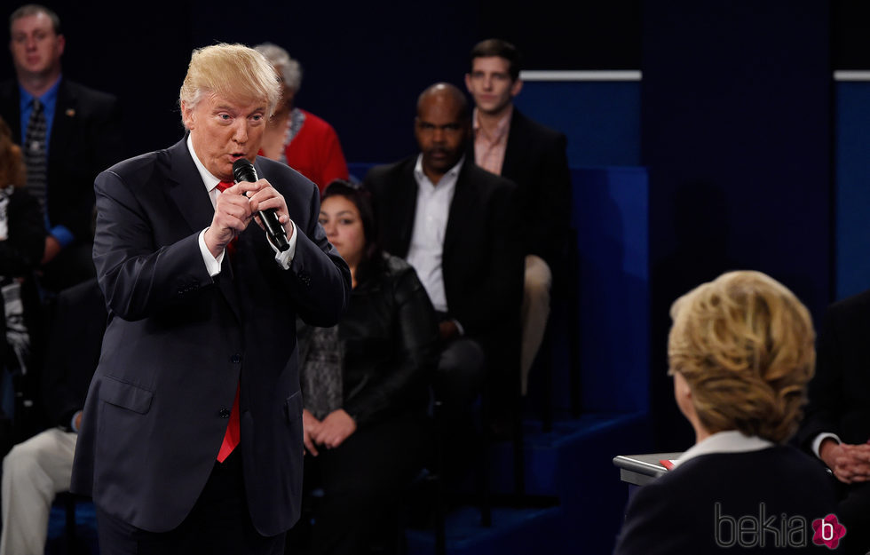 Donald Trump contestando a Clinton en el debate