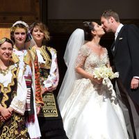 Leka de Albania y Elia Zaharia se besan en su boda