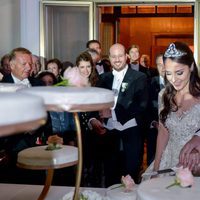 Leka de Albania y Elia Zaharia cortan la tarta nupcial en su boda