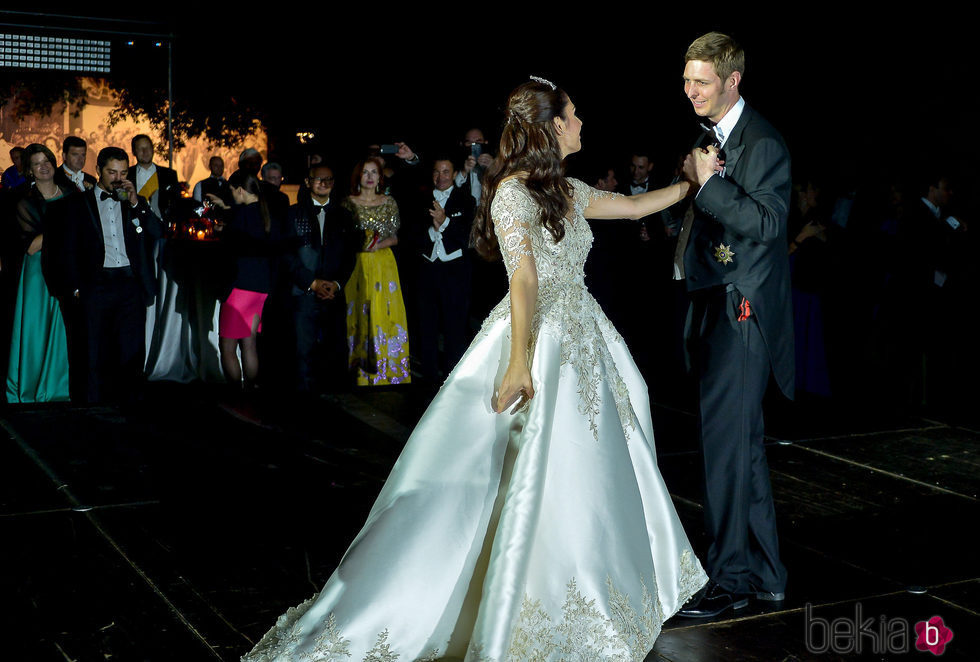 Leka de Albania y Elia Zaharia abren el baile nupcial en su boda