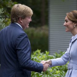 Guillermo Alejandro de Holanda recibe a Kate Middleton en La Haya