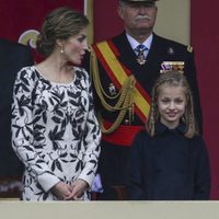 La Princesa Leonor sonríe junto a la Reina Letizia y la Infanta Sofía en el Día de la Hispanidad 2016