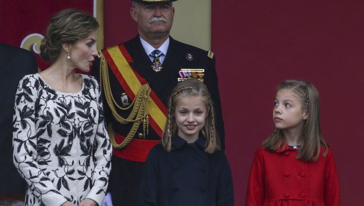 La Princesa Leonor sonríe junto a la Reina Letizia y la Infanta Sofía en el Día de la Hispanidad 2016