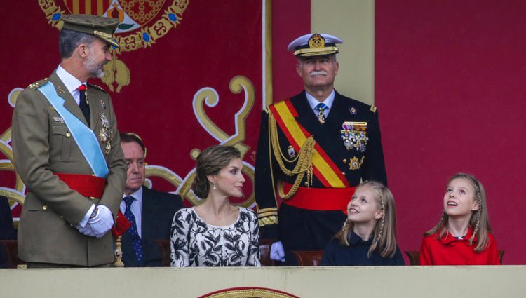 Los Reyes Felipe y Letizia, muy felices con la Princesa Leonor y la Infanta Sofía en el Día de la Hispanidad 2016