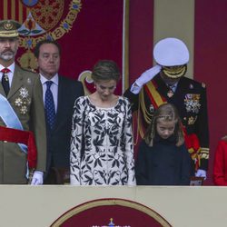 Los Reyes Felipe y Letizia, la Princesa Leonor y la Infanta Sofía al paso de la bandera en el Día de la Hispanidad 2016