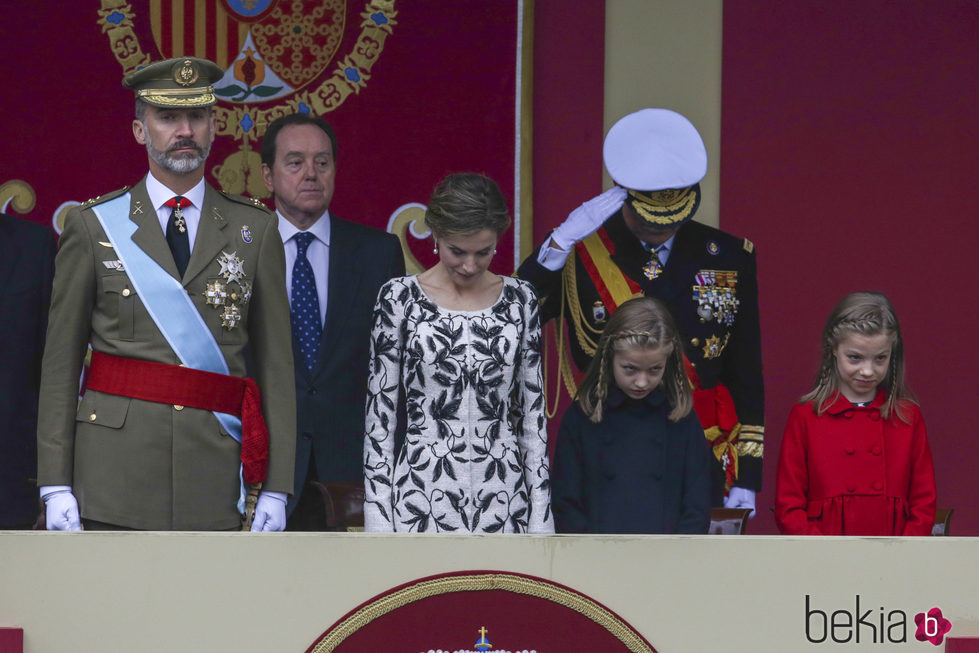 Los Reyes Felipe y Letizia, la Princesa Leonor y la Infanta Sofía al paso de la bandera en el Día de la Hispanidad 2016