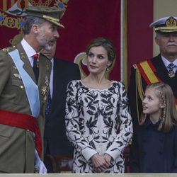 El Rey Felipe habla con la Reina Letizia y la Princesa Leonor en el Día de la Hispanidad 2016