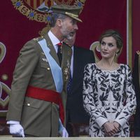 El Rey Felipe habla con la Reina Letizia y la Princesa Leonor en el Día de la Hispanidad 2016