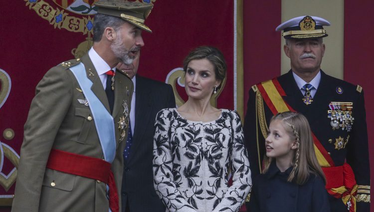 El Rey Felipe habla con la Reina Letizia y la Princesa Leonor en el Día de la Hispanidad 2016
