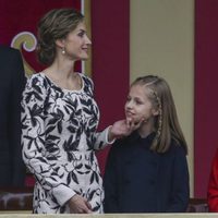 La Reina Letizia hace una carantoña a la Princesa Leonor junto a la Infanta Sofía en el Día de la Hispanidad 2016