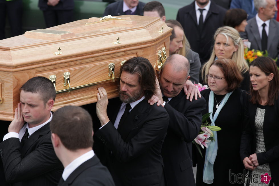 Jim Carrey en el entierro de su novia Cathriona White