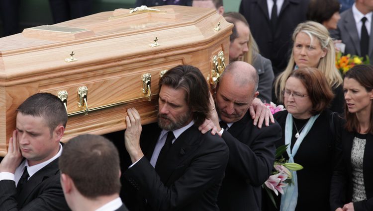 Jim Carrey en el entierro de su novia Cathriona White