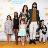 Melani Olivares y su familia en el estreno de 'Ozzy'