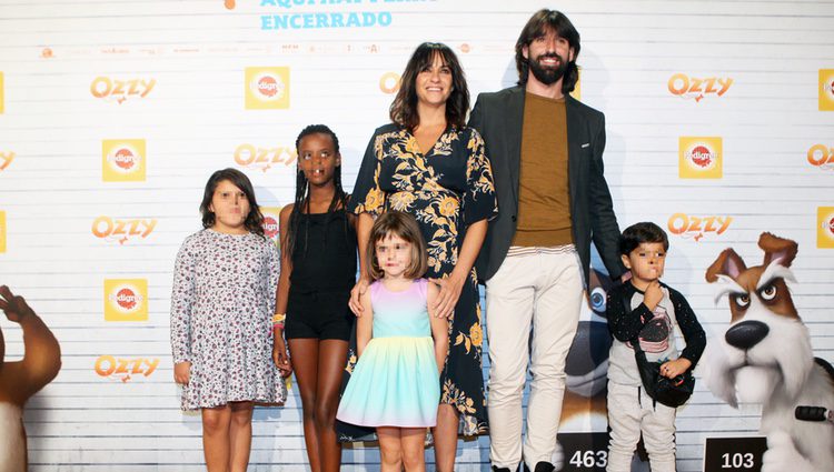 Melani Olivares y su familia en el estreno de 'Ozzy'