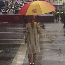 Cristina Cifuentes con el paraguas de España en el Día de la Hispanidad