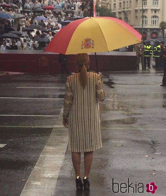 Cristina Cifuentes con el paraguas de España en el Día de la Hispanidad