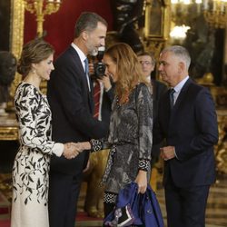 Sandra Ibarra y Juan Ramón Lucas saludan a los Reyes Felipe y Letizia en la recepción del Día de la Hispanidad 2016